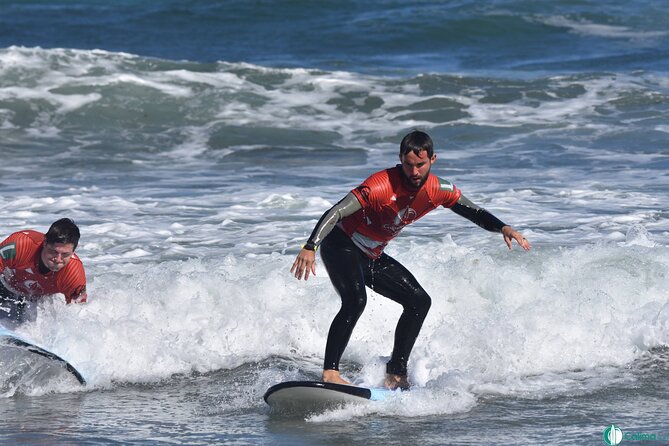 Surf lessons in Famara 9:15-14:30h (4 hours of class) - The first beach lesson: warm-up, theory, and practice