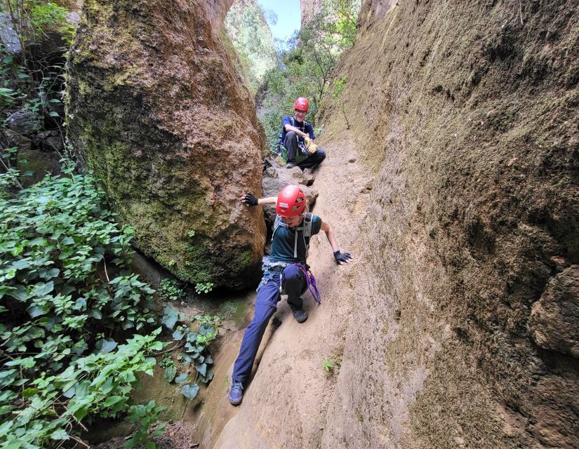 Tenerife: Los Arcos Canyoning Tour with Guide - The safety briefing before the first rappel