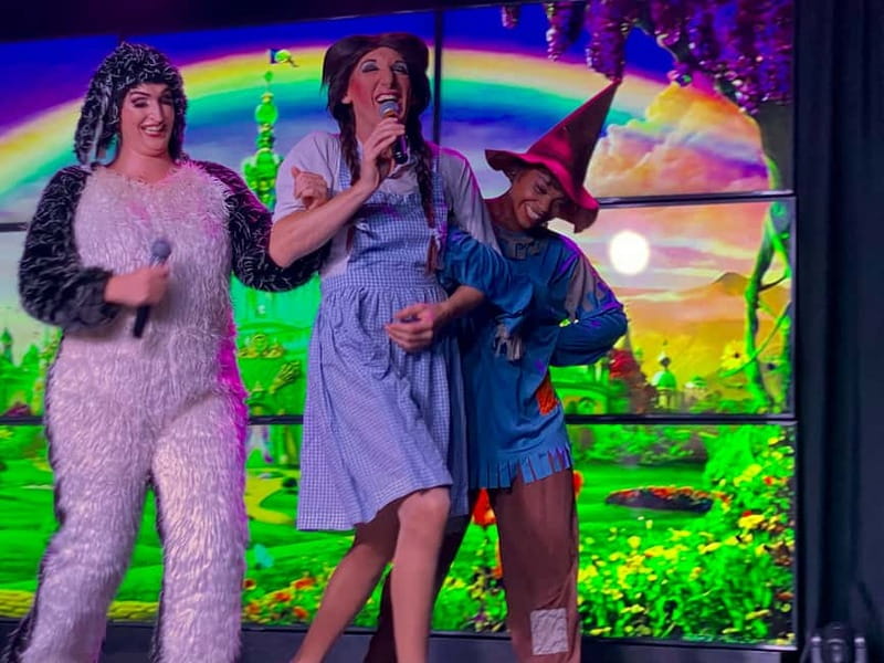 Tenerife: MHT - Music Hall Tavern Comedy Drag Dinner Show - The meet and greet gets the evening moving