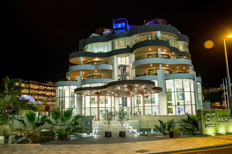 Tenerife: Scandal Dinner Show Entry Ticket and 5-Course Meal - The performance builds through burlesque, comedy, and acrobatics