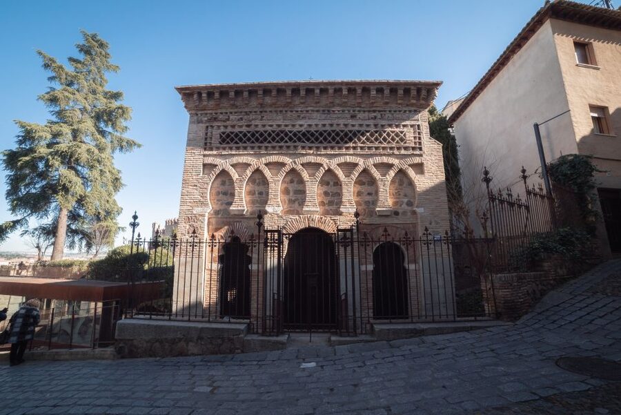 Toledo: Guided Monument Walking Tour with Wristband Pass - Practical tips for a smoother visit