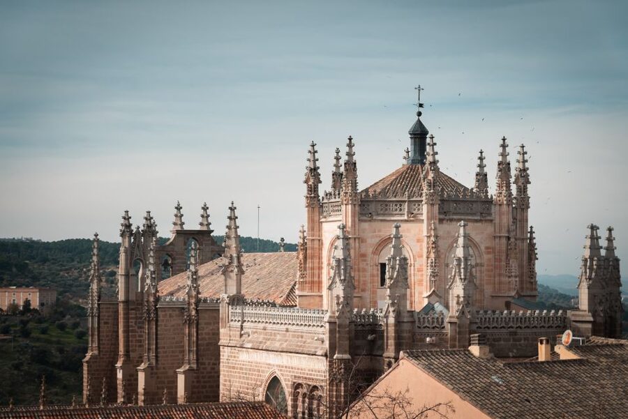 Toledo: Guided Monument Walking Tour with Wristband Pass - Guide quality and the bilingual question