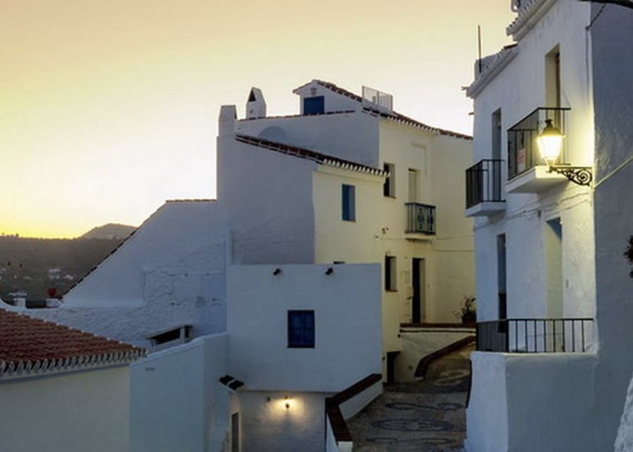 Torremolinos/Benalmadena: Nerja Caves Tour with Frigiliana - Guides who make the schedule easier