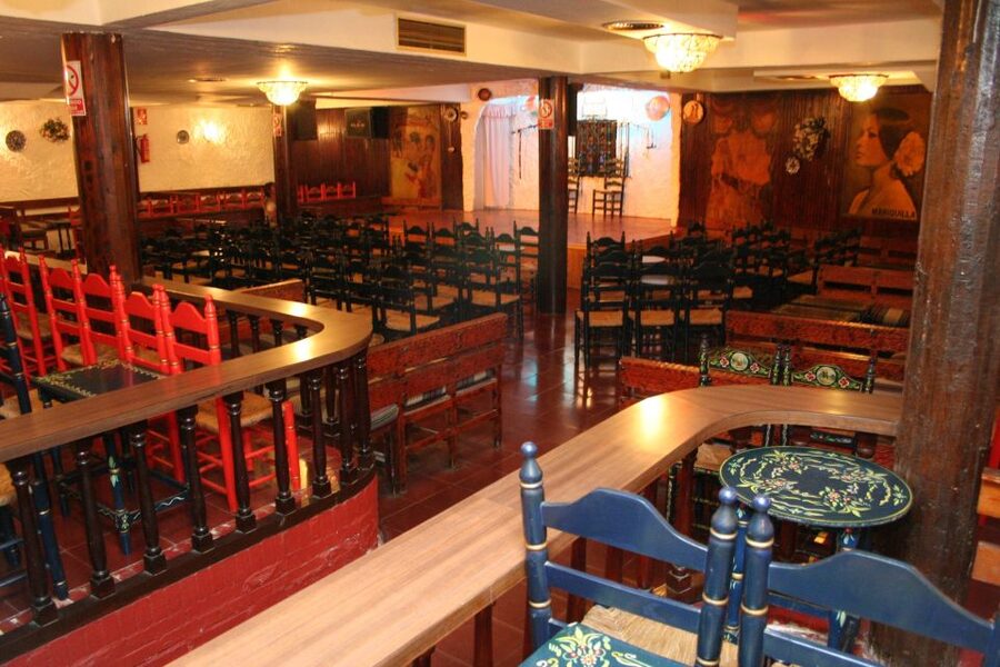 Torremolinos: Flamenco Show with Drinks - Arriving with a drink and finding your table