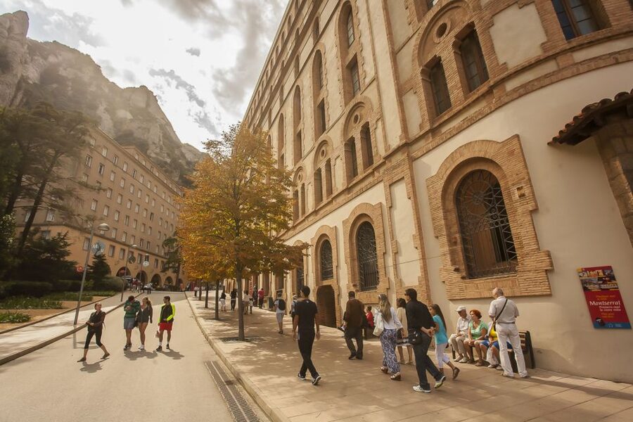 Tot Montserrat: Transport, Museum Tickets, and Lunch - Lunch at Montserrat, with one timing warning