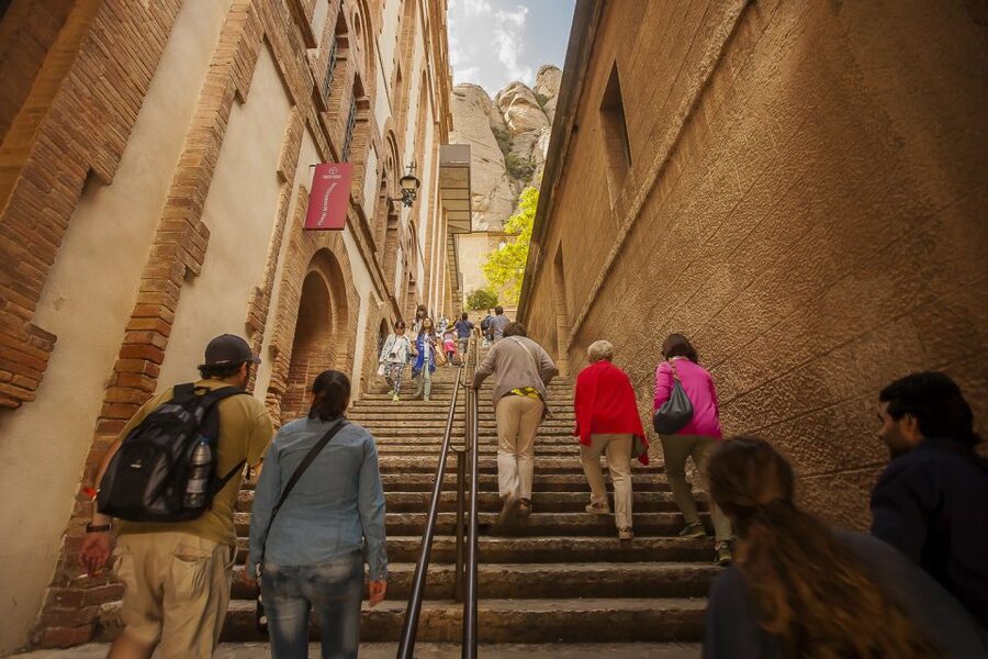 Tot Montserrat: Transport, Museum Tickets, and Lunch - Use the upper funicular for the best walking