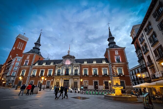 Tour "Madrid of the Austrias" | Old Town ❤️ - The Royal Palace from the outside