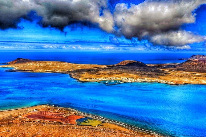 Tour to Timanfaya, Jameos del Agua, Cueva de los Verdes and viewpoint from the cliff - Cueva de los Verdes: The Most Atmospheric Start
