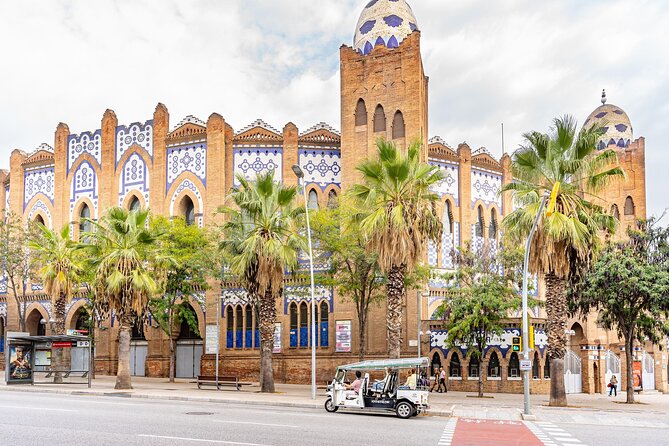 Tour Welcome Barcelona with Local Guide in Eco Tuk Tuk Private - Sagrada Familia and Gaudí’s great showpieces