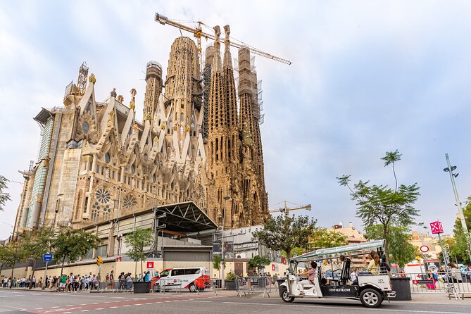 Tour Welcome Barcelona with Local Guide in Eco Tuk Tuk Private - Choosing between one, two, three, and four hours