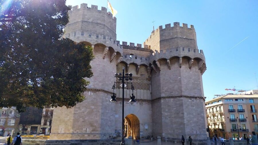 Valencia: City Walking Tour with Top Attractions - ITALIAN - Plaza del Ayuntamiento and modern Valencia