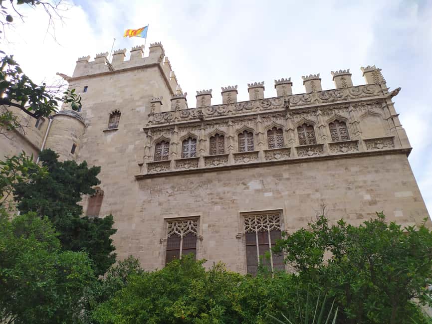 Valencia: City Walking Tour with Top Attractions - ITALIAN - Central Market and the final approach to Lonja de la Seda