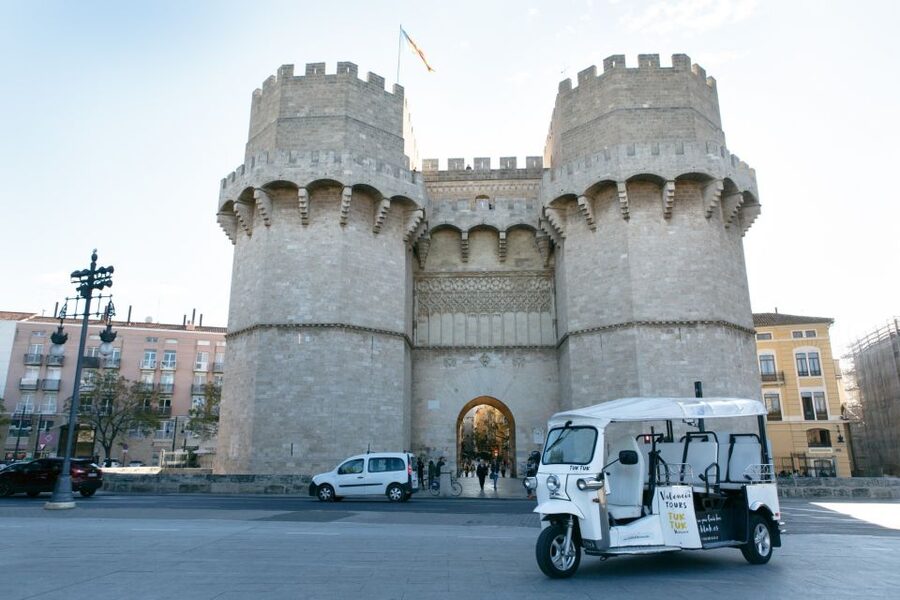 Valencia: Complete Tuk-Tuk Tour Around the City - What the two photo stops are really like
