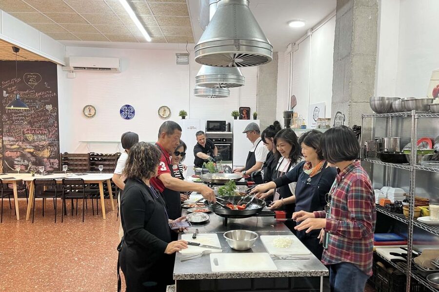 Valencia: Evening Guided Paella Workshop, Tapas, and Drinks - Choosing between Valencian and seafood paella