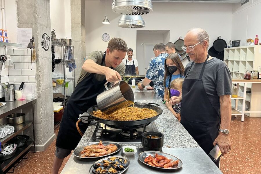 Valencia: Evening Guided Paella Workshop, Tapas, and Drinks - What you actually learn about making paella