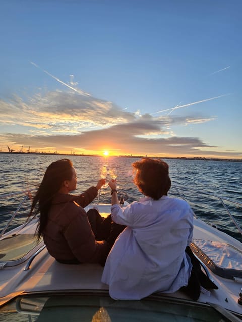 Valencia: Exclusive Sunset Cruise with Drink - Why this one-hour cruise works so well at sunset