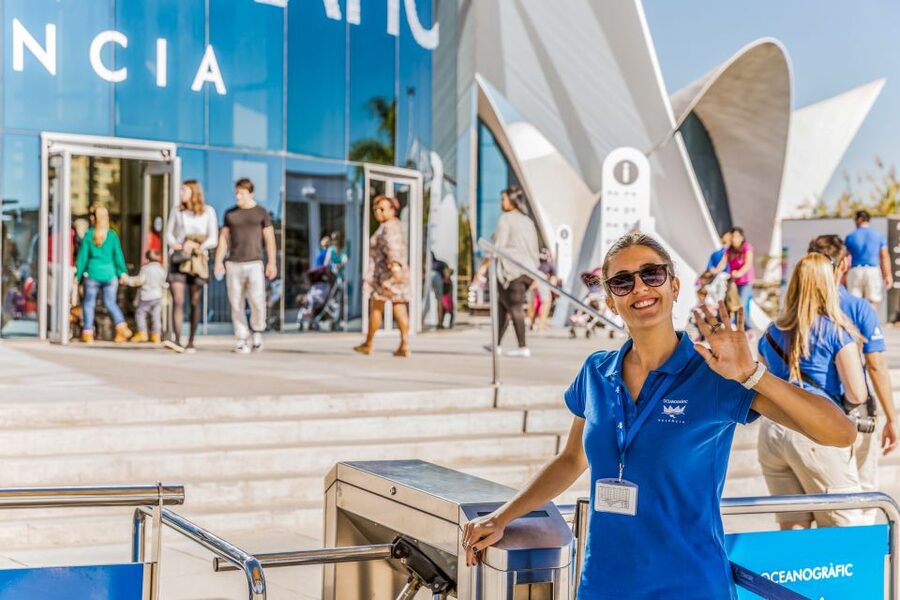 Valencia: Oceanogràfic Entry Ticket - Start with the City of Arts and Sciences setting
