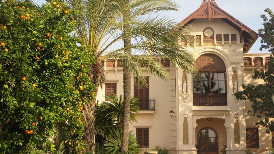Valencia: Orange Farm and Orchard Trip with Tastings - The modernist house and gardens set the mood