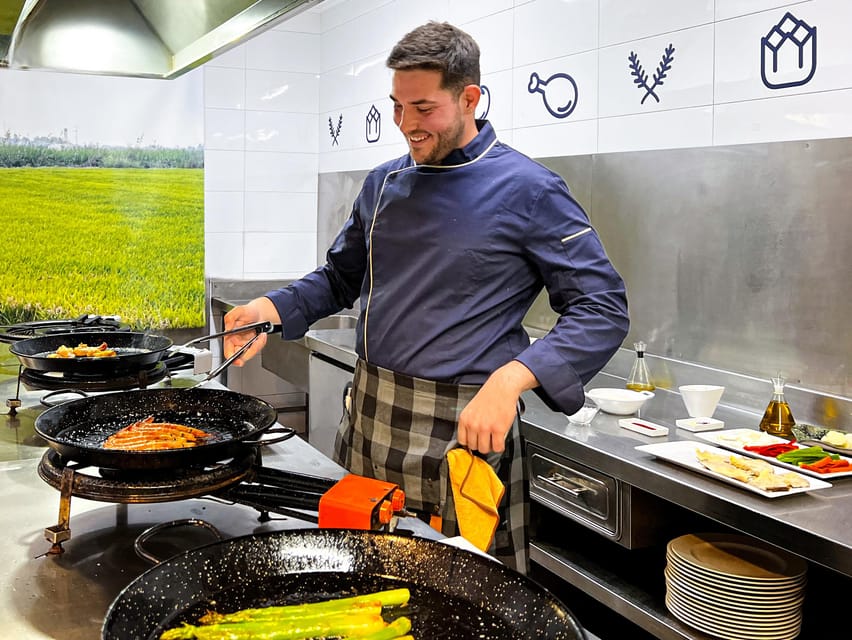 Valencia: Paella Cooking Class with Central Market Tour - Tapas, wine, and the cooking atmosphere
