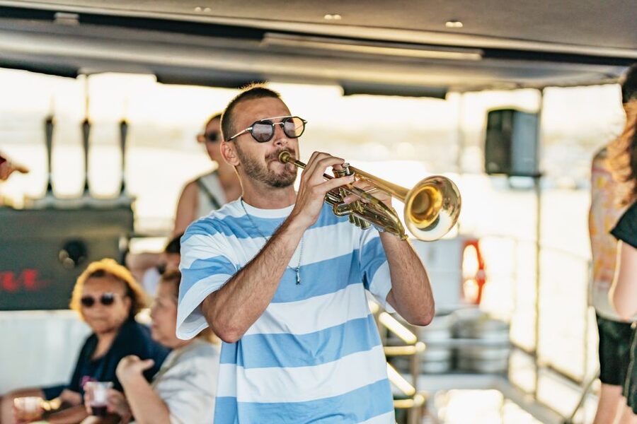 Valencia: Sunset or Daytime Catamaran Cruise with Drink - A drink, music, and the onboard mood