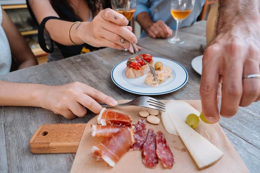 Valencia: Tapas and Drinks Evening Tour - Who should book this evening?