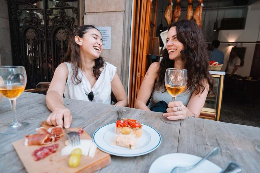 Valencia: Tapas and Drinks Evening Tour - What makes the guides important