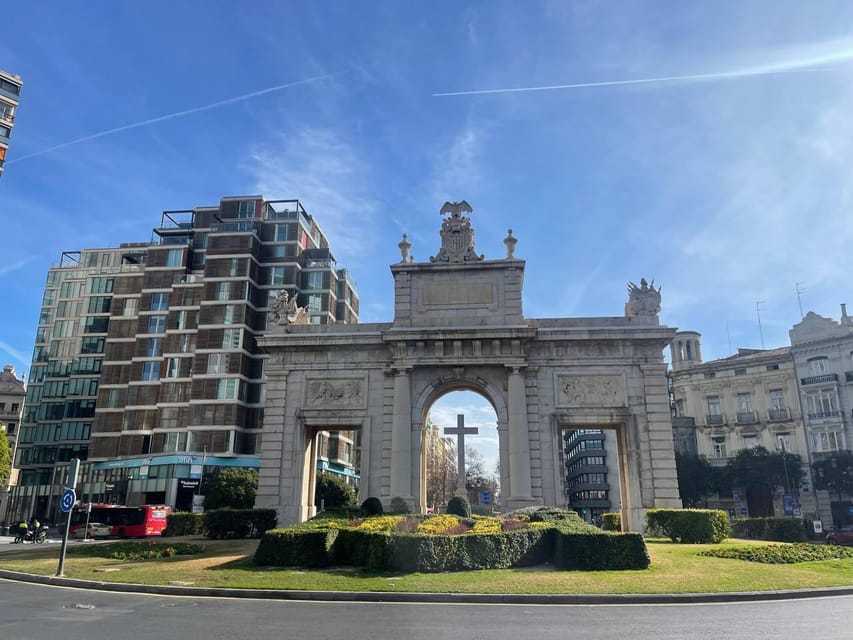 Valencia: Top 25 Highlights Guided Bike Tour - Plaza de la Reina, Plaza de la Virgen, and the Cathedral