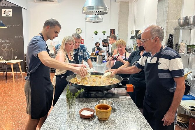 Valencian Paella Cooking Class, Tapas & Sangria - Evening - Finding the kitchen on Carrer del Penyagolosa