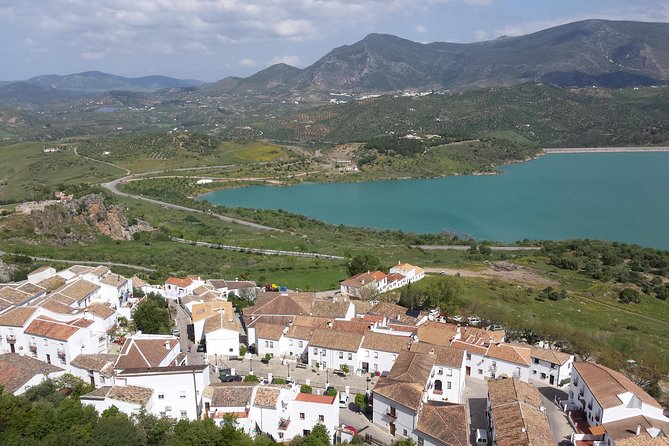 White Villages and Ronda Guided Day Tour from Seville - Grazalema, mountain scenery, and the lunch decision